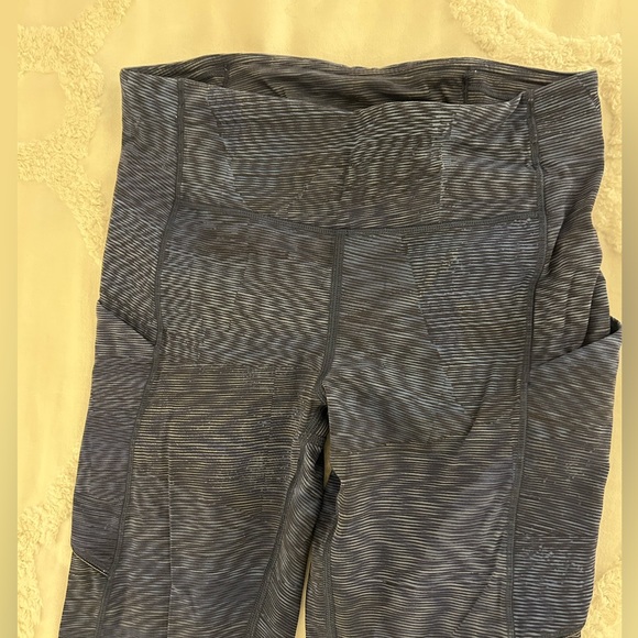 Lululemon Blue/Black Leggings with Side Pockets and Back Zip Pocket; size 4 - Picture 2 of 5
